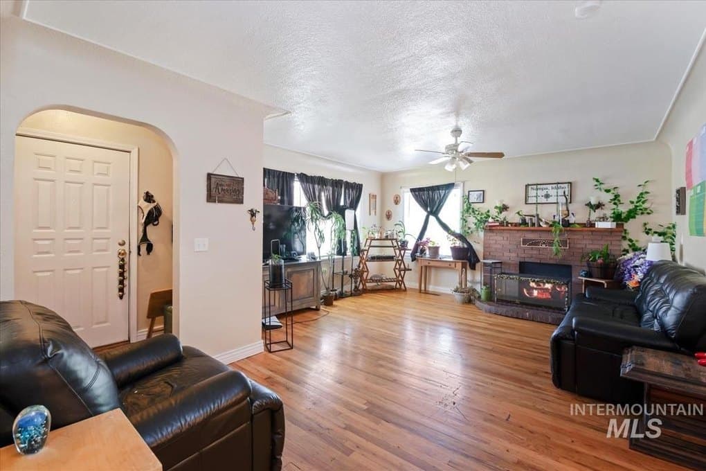 1320 S Holly — photo 3