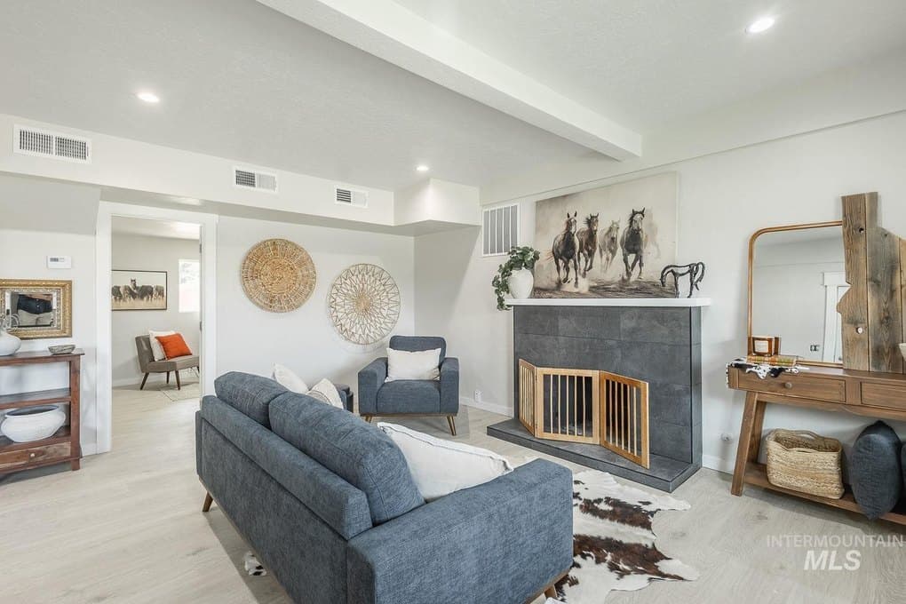 701 W Oregon Ave — photo 4