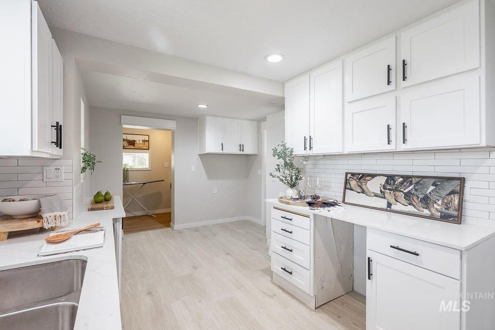701 W Oregon Ave — photo 8