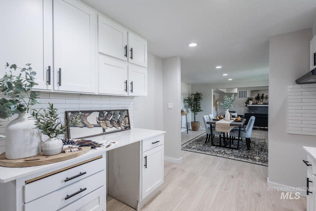701 W Oregon Ave — photo 9