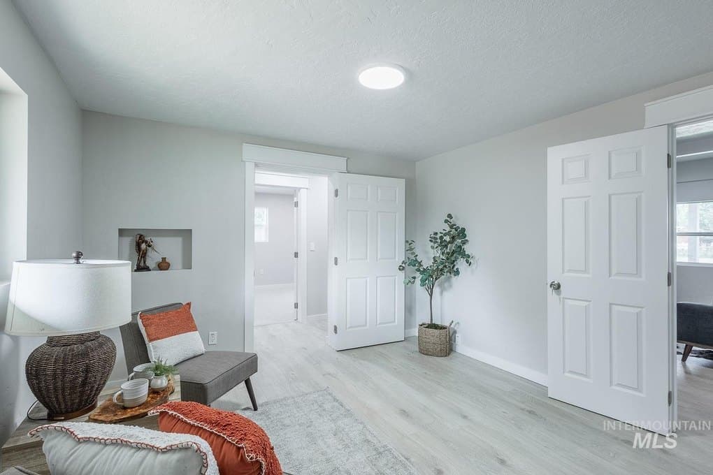 701 W Oregon Ave — photo 14