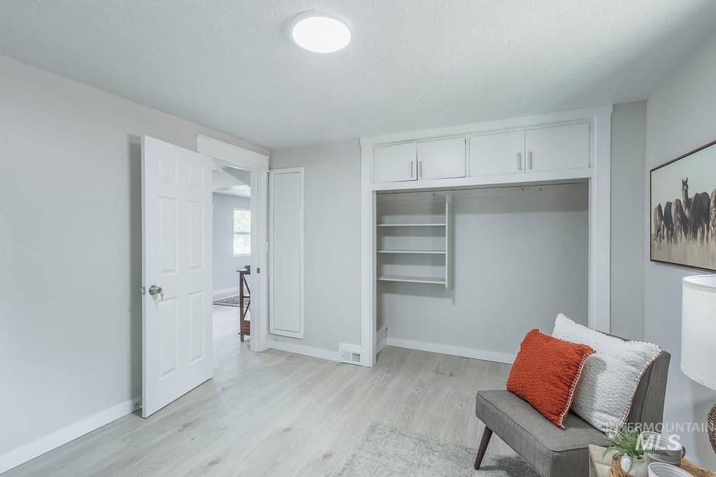 701 W Oregon Ave — photo 15