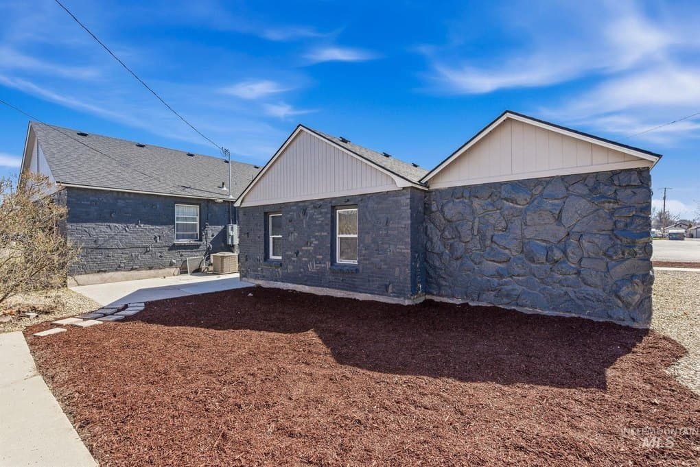 123 S Holly St — photo 3