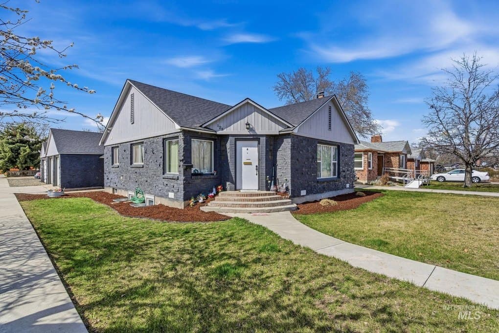 123 S Holly St, Nampa, ID
