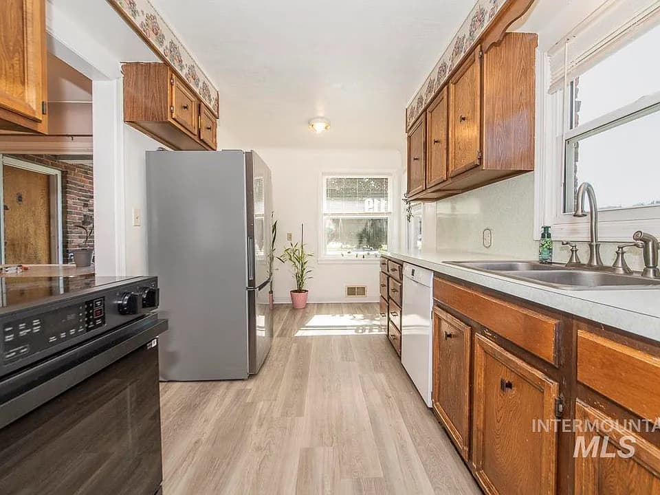 119 S Holly Street — photo 2
