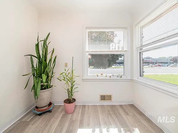 119 S Holly Street — photo 3